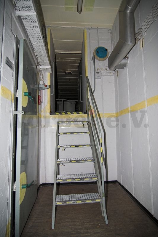 Treppenaufgang zum Raum 26 (Kraftstoffvorrat). Links befindet sich der Zugang zum Raum 35N (Ruheraum).
