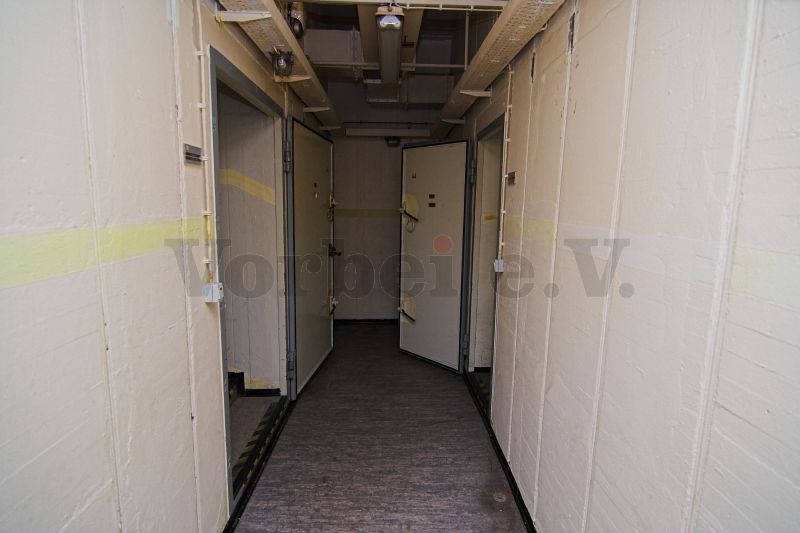 Raum 44: Der linke Durchgang führt in die Fernsprechvermittlung (Raum 1). Über die Tür auf der rechten Seite kann Raum 7 (Leiter des Fernmeldebetriebes, LdF) betreten werden.