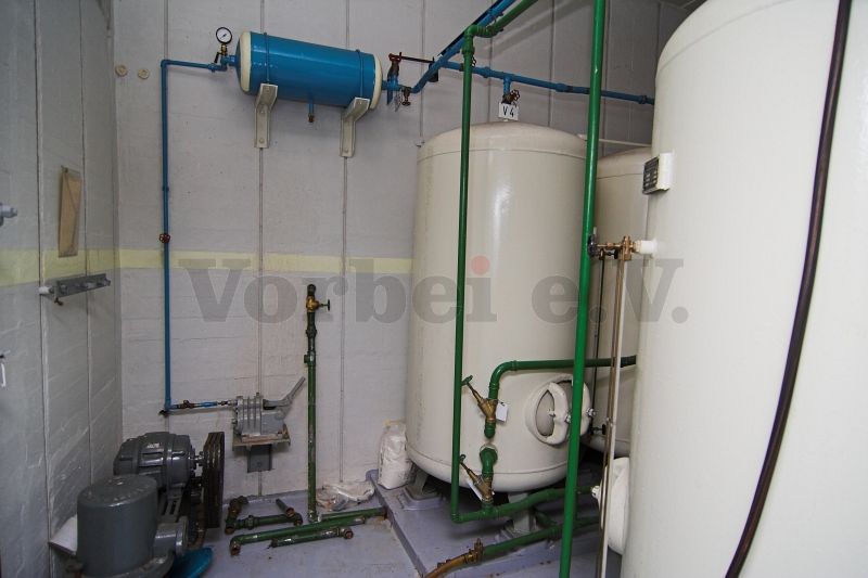 Der Druckluftbehälter sorgt für ein Druckluftpolster in den Notwasserbehältern und stellt dadurch den zur Wasserabgabe erforderlichen Betriebsdruck sicher.