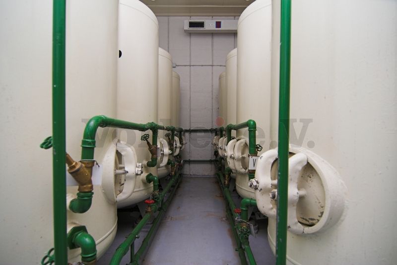 Wasserbehälter (Fassungsvermögen je 1.500 Liter) im Raum 11N.
