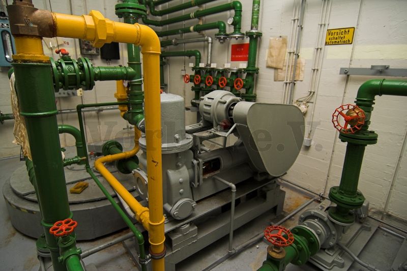 Eine motorbetriebene Kolbenpumpe zur Wasserförderung aus dem GSVBw-Brunnen.