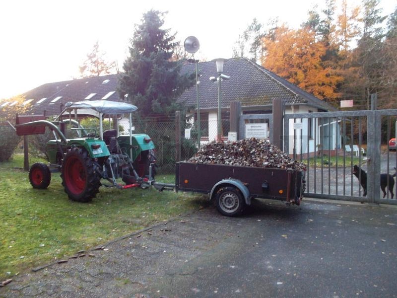 Willkommene Hilfe: Für die Räumarbeiten wird der Traktor eingesetzt.