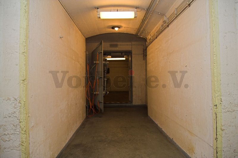 Der Zugang zur äußeren Schleusentür durchläuft die Außenwand und vermittelt einen Eindruck von der Wandstärke der Zivilschutzanlage.