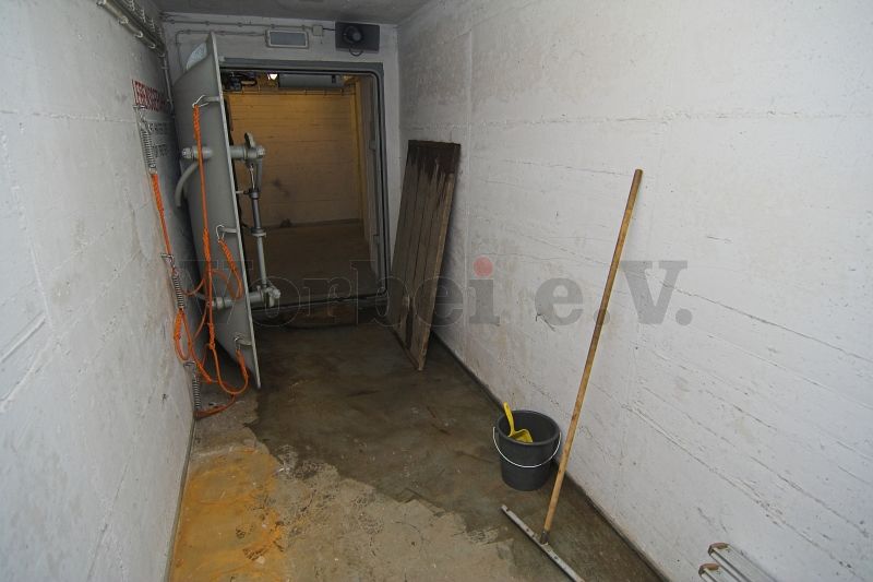 Die Wasseransammlung vor der Schleusentür wurde aufgenommen, und der Zugangsbereich gereinigt.