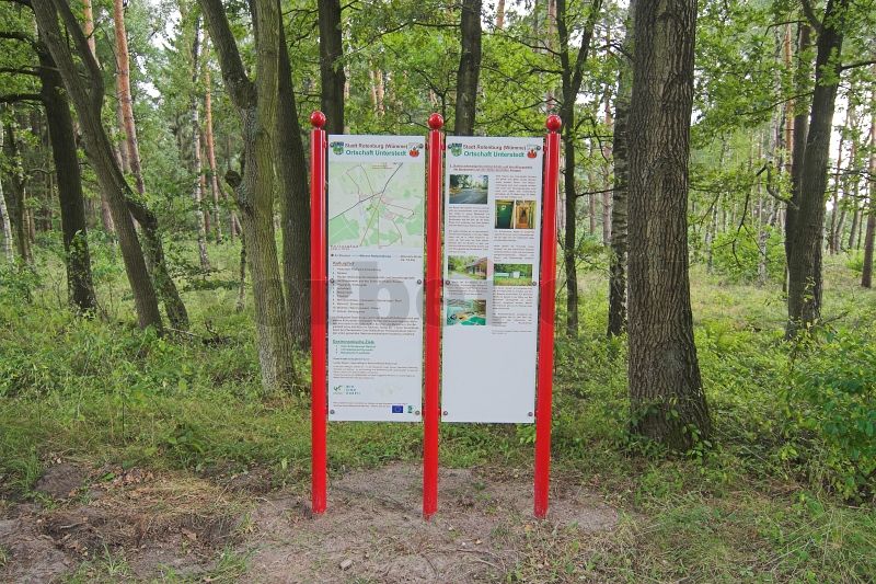 Gegenüber der GSVBw 23 aufgestellt: Eine Informationstafel des Kulturpfades Unterstedt.