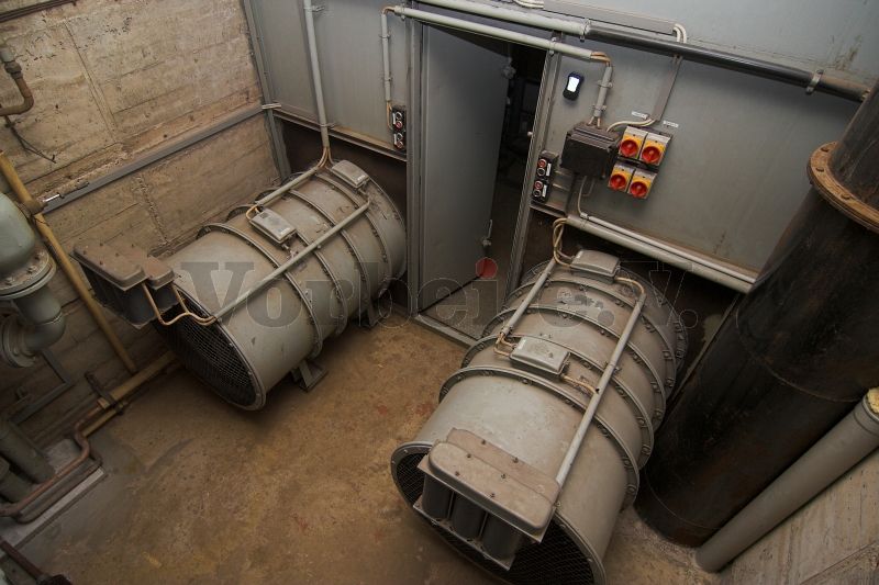 Der Kühlerraum im Filteranbau: Jeweils zwei Axiallüfter sind hintereinander in einem Lüftergehäuse untergebracht. Bei Bedarf erzeugen die 4 Lüfter mit insgesamt 43,6 kW Leistung eine ausreichende Luftströmung durch den Wasserkühler.