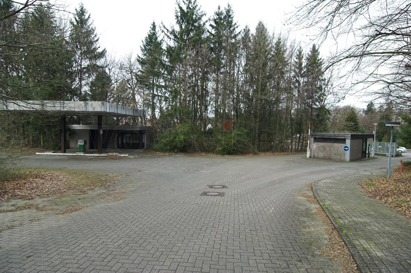 Wachgebäude und Tankstellenanlage auf dem Gelände der ehemaligen Polizeischule in der Wennigser Mark.