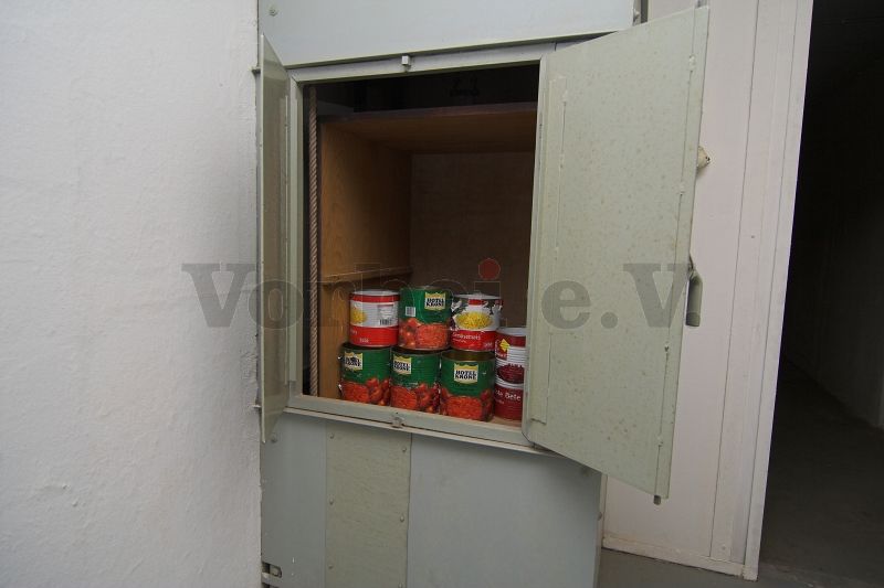 Der handbetriebene Aufzug im Küchenbereich wurde zur Anschauung mit leeren und gereinigten Konservendosen beladen.