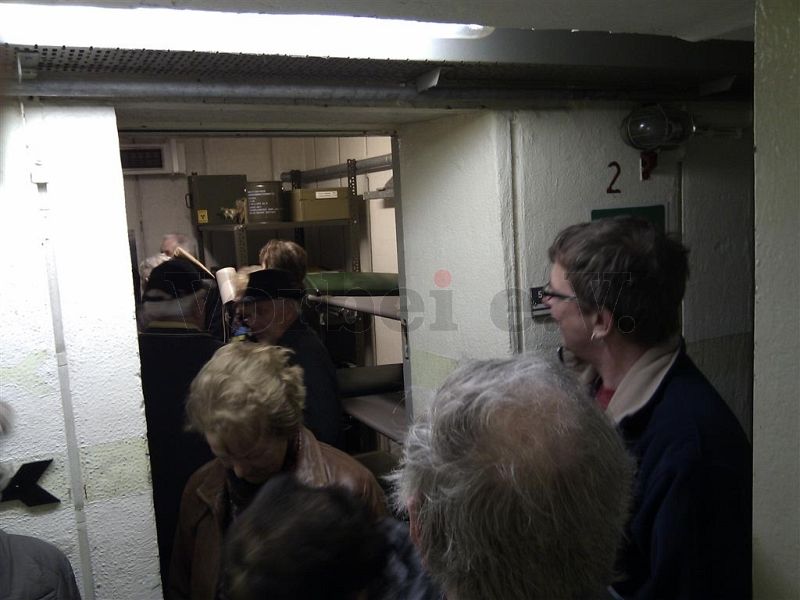 Eine Besuchergruppe besichtigt den Raum 59 (Lagerraum für saubere Bekleidung) im Dekontaminationsbereich.