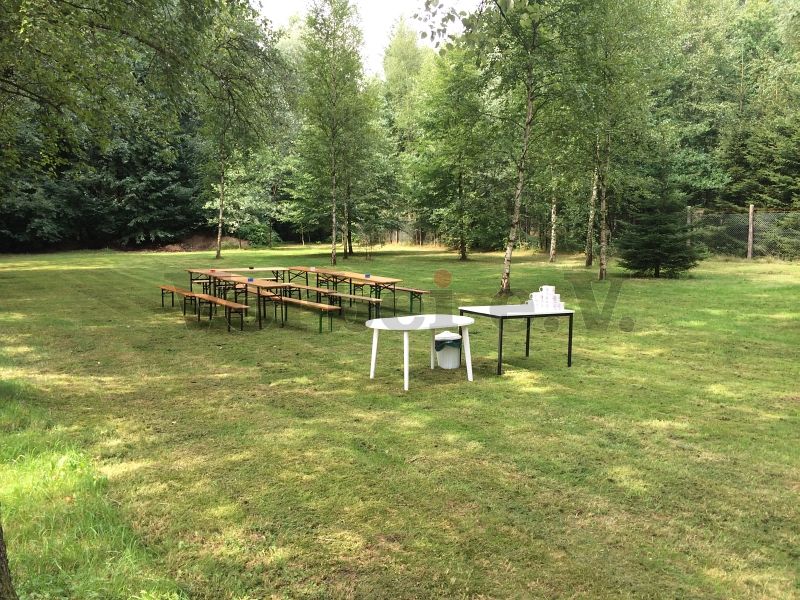 Auf der gemähten Rasenfläche wurde eine Kaffeetafel für unsere Gäste aufgebaut.