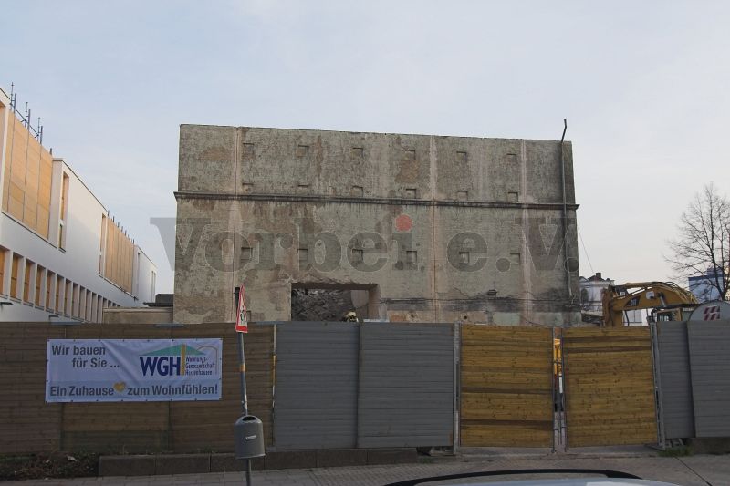 Die Stirnseite der ehemaligen Zivilschutzanlage Hannover-Herrenhausen. Deutlich sichtbar: Der Wanddurchbruch.