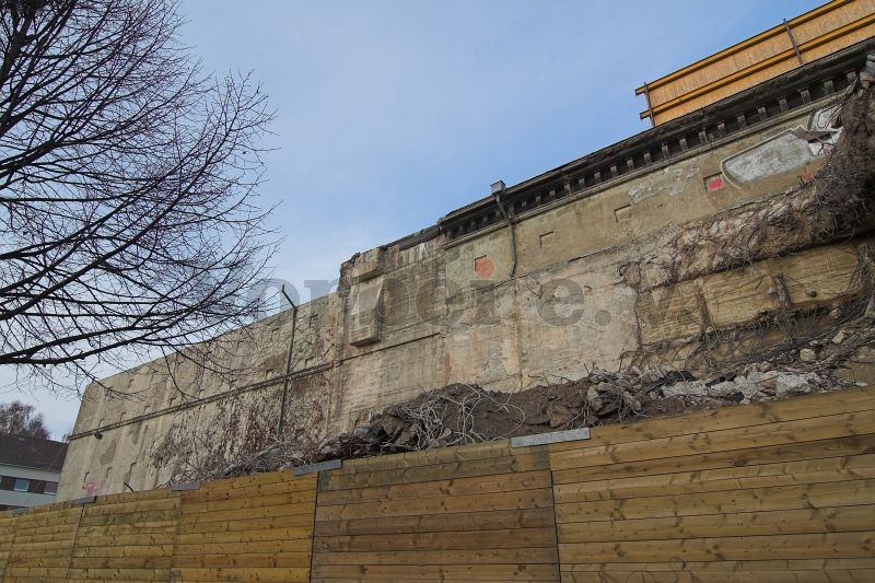 Das Dachgesims im linken Bereich des Bunkers wurde bereits vollständig entfernt.