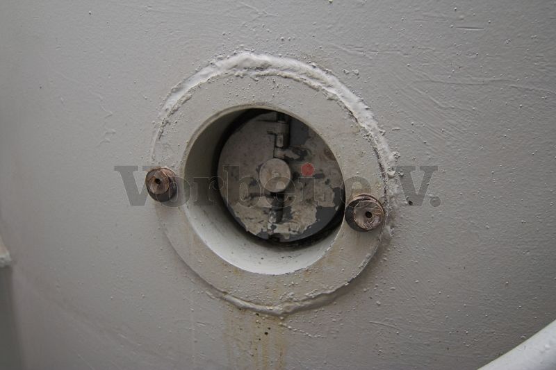 Das zusammengesetzte Überdruckventil in der Schleusendrucktür funktioniert wieder einwandfrei. Im letzten Schritt wird das Schutzgitter montiert.