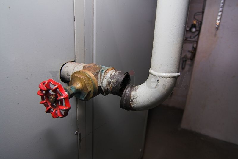 Diese Kühlwasserleitung dient als Vorlauf für einen Wärmetauscher im Belüftungssystem. Bei Demontagearbeiten wurde das Rohr durchtrennt.