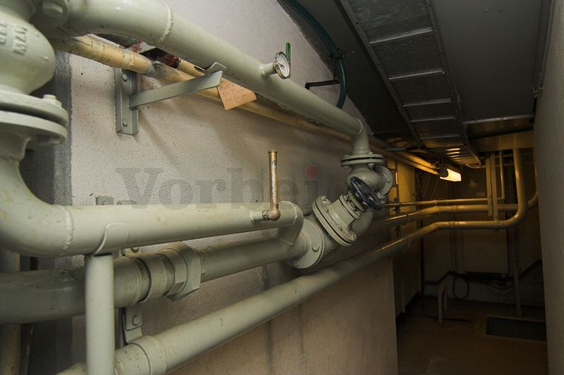 Rohrleitungen des Kühlwassersystems: Im mittleren oberen Bereich befindet sich der angefertigte Füllschlauch. Das Kühlwassersystem kann nun wieder befüllt werden.
