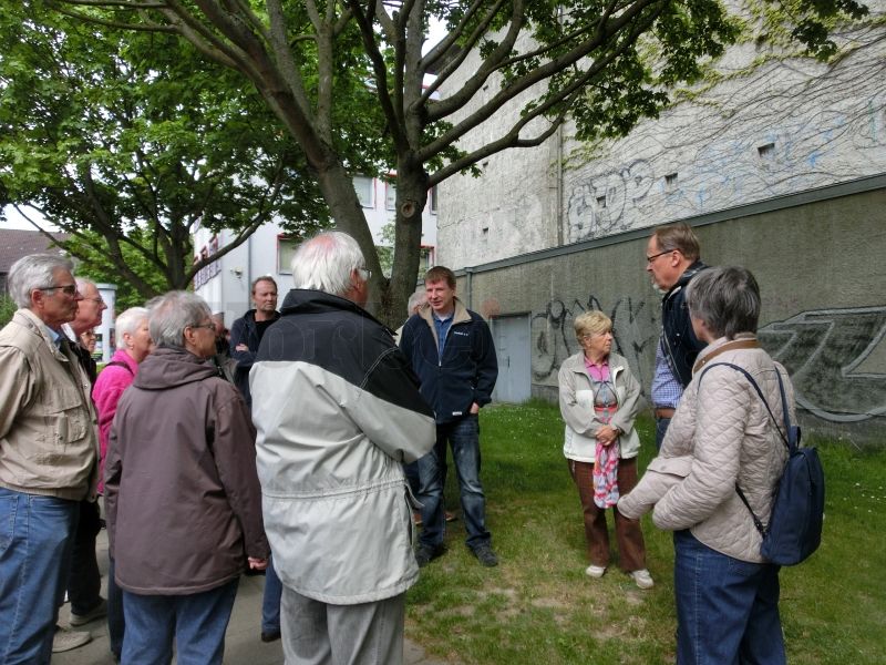 Einleitende Worte vor dem Bunker: Mitglieder des Vorbei e.V. und eine Besuchergruppe der Kolpingsfamilie Hannover-Mühlenberg.