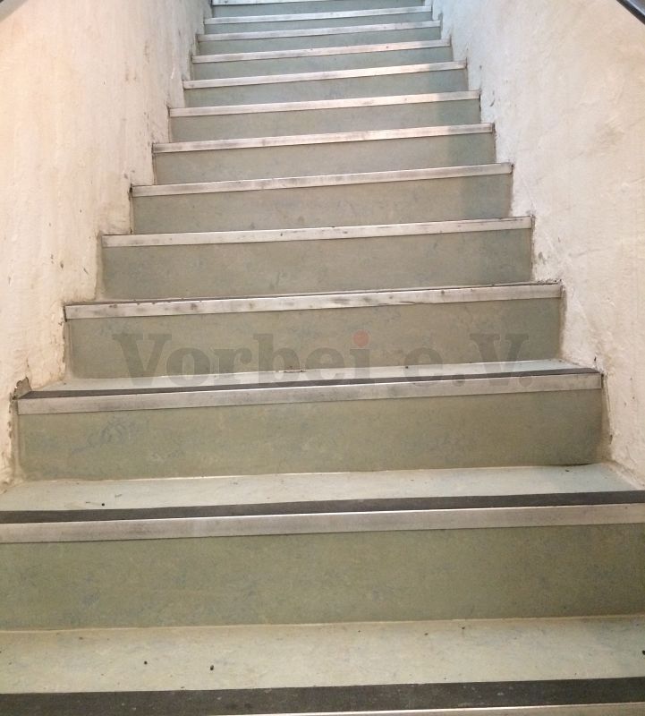 Detail: Die originalen Aluminium-Winkelschienen auf den Treppenstufen wurden ausgerichtet und neu befestigt.