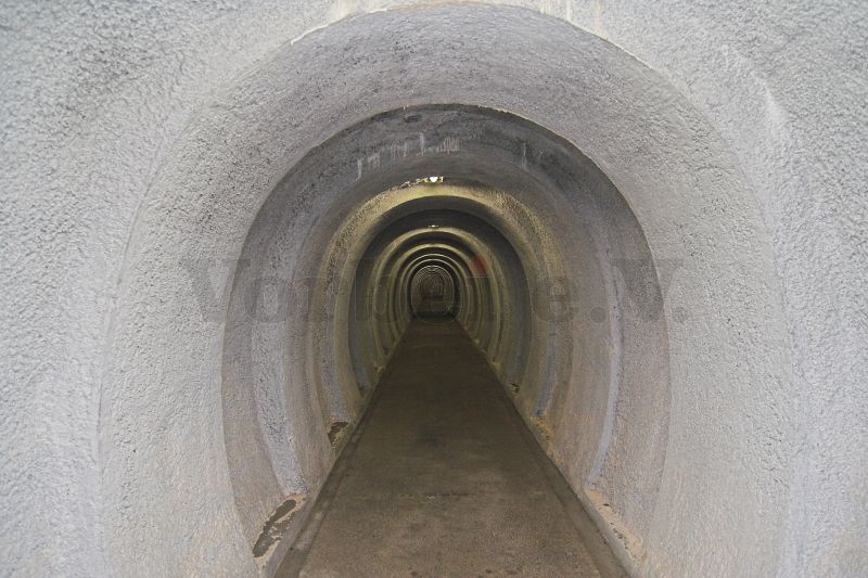 Hinter dem Zugangsbauwerk führt ein Verkehrsstollen 350 Meter in das Kalkgestein zur Schleusenanlage. Die Form des Stollenausbaus soll Druckwellen abschwächen.