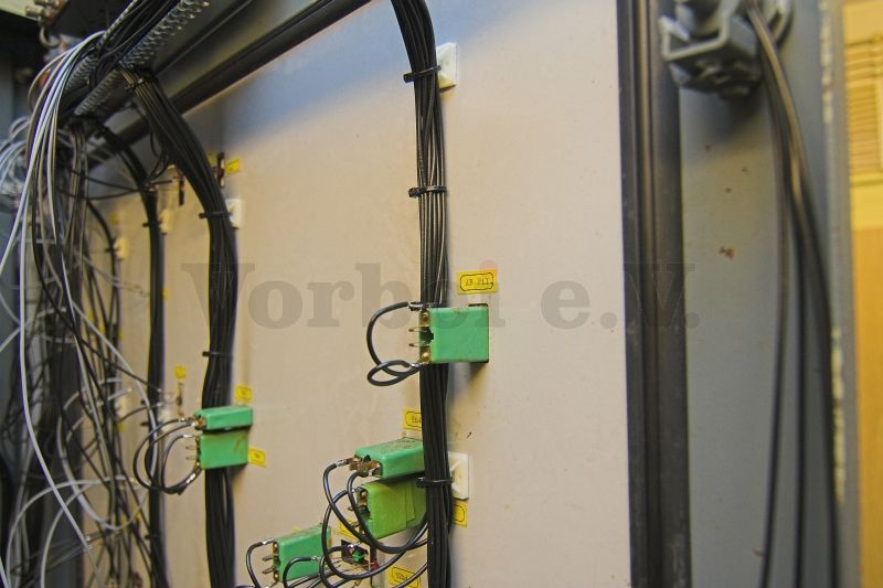 Detailaufnahme: Kabelbaum mit Leitungsführung zu den einzelnen Kontrolllampen.