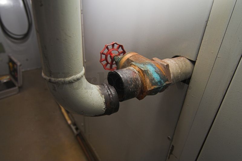 Diese Kühlwasserleitung wurde bei der Stilllegung der Zivilschutzanlage durchtrennt.