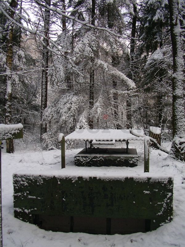 Auch im März bedeckte der Schnee noch das GSVBw-Gelände, wie hier am Objekt 3. Der Wetterschutz verhindert die Bildung einer Schneedecke auf der Abdeckung des Zuganges.