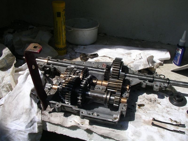 Einbau der Schaltklauen: Das Getriebe musste komplett zerlegt und wieder zusammengesetzt werden.