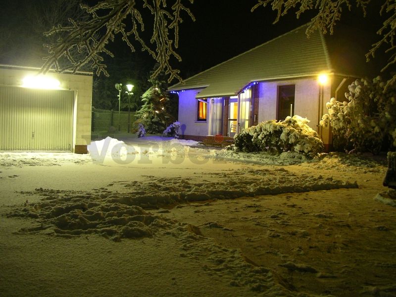 Winterstimmung in der GSVBw 22: Unterkunftsgebäude (Objekt2) und Garage (Objekt4, Bw-Bez.: Abstellplatz mit Schutzdach).