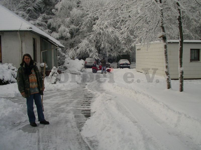Vereinsmitglieder bei Schneeräumarbeiten auf dem Vereinsgelände.