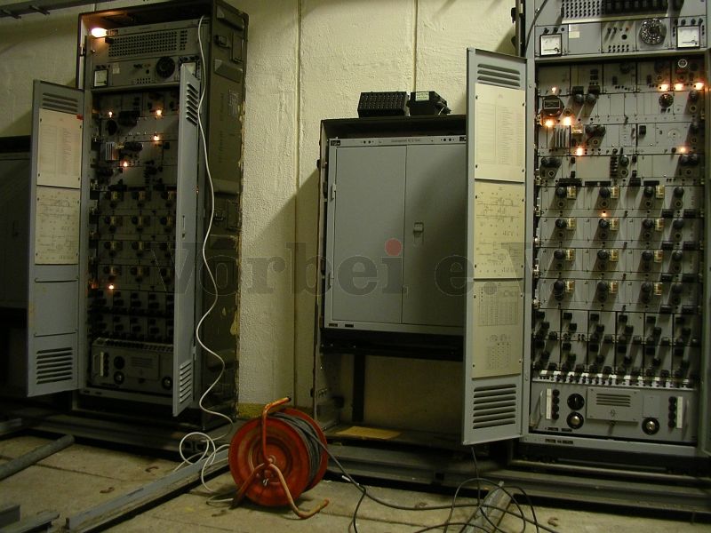 Die röhrenbestückten Trägerfrequenzgeräte (VZ12) im Raum 13N dienen während des NEA-Probebetriebes als zusätzliche Generatorlast. Ein lastfreier NEA-Betrieb ist zu vermeiden.
