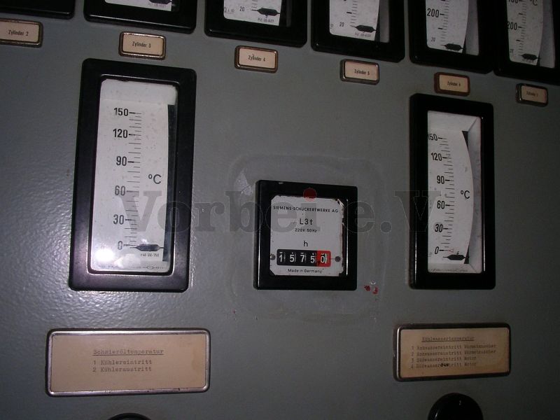 Raum 20: Ein originaler Betriebsstundenzähler im NEA-Schaltfeld vervollständigt die Schaltfeld-Ausstattung.