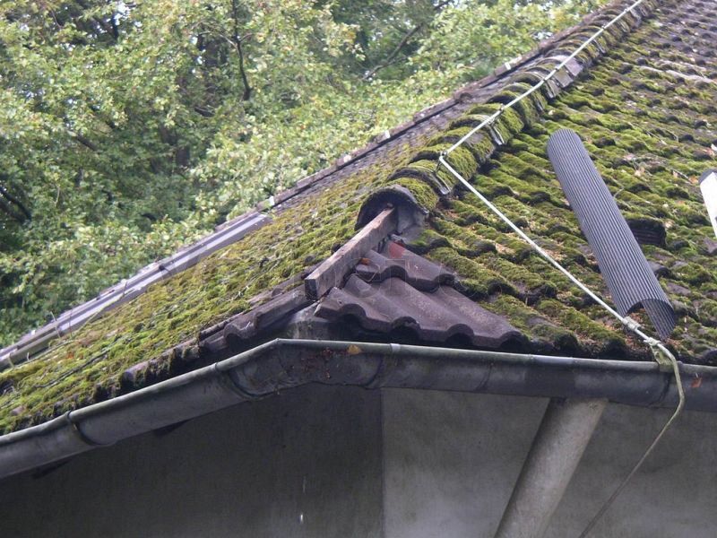 Ausgebesserte Schadstelle am Gebäudedach: Die noch fehlenden Firststeine mussten im Fachbetrieb bestellt werden.