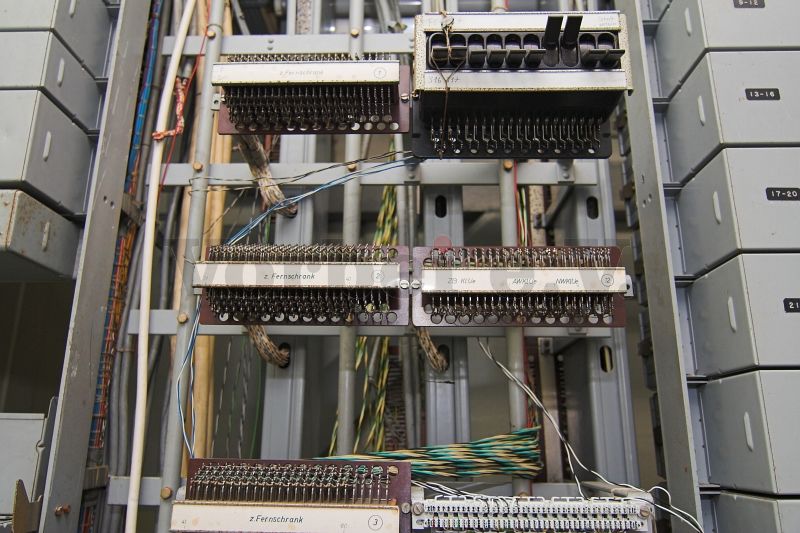 Die Verschaltung zwischen Fernsprechvermittlung und den unterschiedlichen Klinkenübertragungssätzen erfolgt über Fernmeldeverteilerleisten im Raum 2.