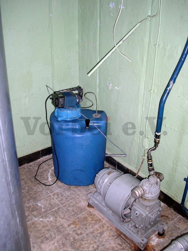 Dieser Behälter mit Zumischpumpe als Bestandteil der GSVBw-Wasseraufbereitungsanlage steht nun als Anschauungsobjekt im Fernmeldebunker.