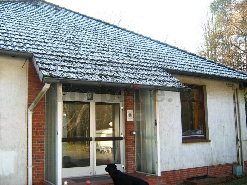 Deutlich zeichnet sich die Frostbildung auf dem Dach des Unterkunftsgebäudes ab.