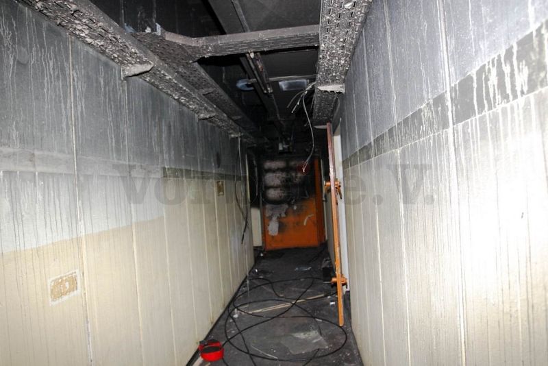 Schäden durch Brandeinwirkung und Brandrückständen im Raum 44 (Flur mit Ruhemöglichkeiten).