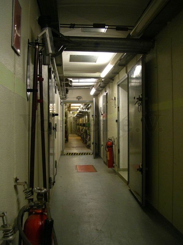 Blick in den Vorraum der Maschinenräume (Raum 45) und dahinterliegenden Flur mit Ruhemöglichkeit (Raum 44).