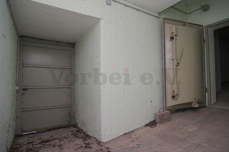 Im Zugangsbauwerk: Der Zutritt erfolgt durch die Tür im linken Bildbereich. Im rechten Bildbereich befindet sich die äußere Schleusentür.