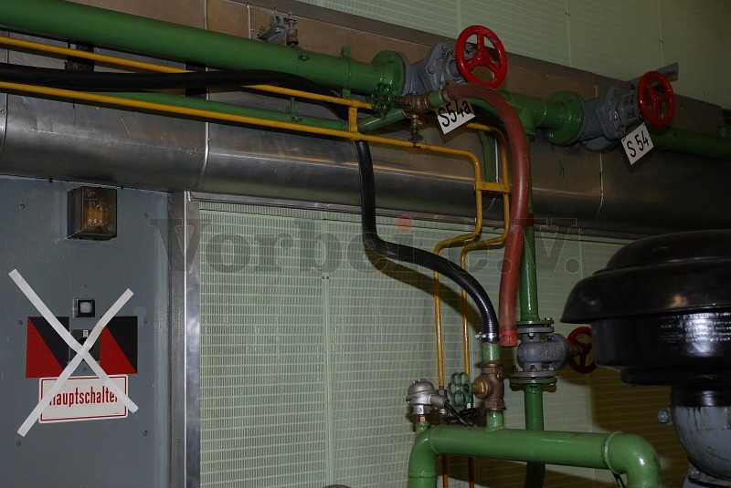 Nachträglich installierte Rücklaufleitung für Kühlwasser aus dem äußeren Kühlwasserkreislauf im Raum 20.