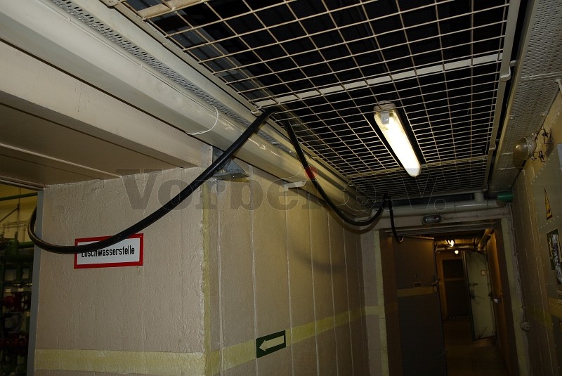 Die Kühlwasserrückleitung führt aus Raum 20 durch die Flure (Raum 45 und Raum 44) in den Zwischenbehälter im Brunnenraum (Raum 12N).