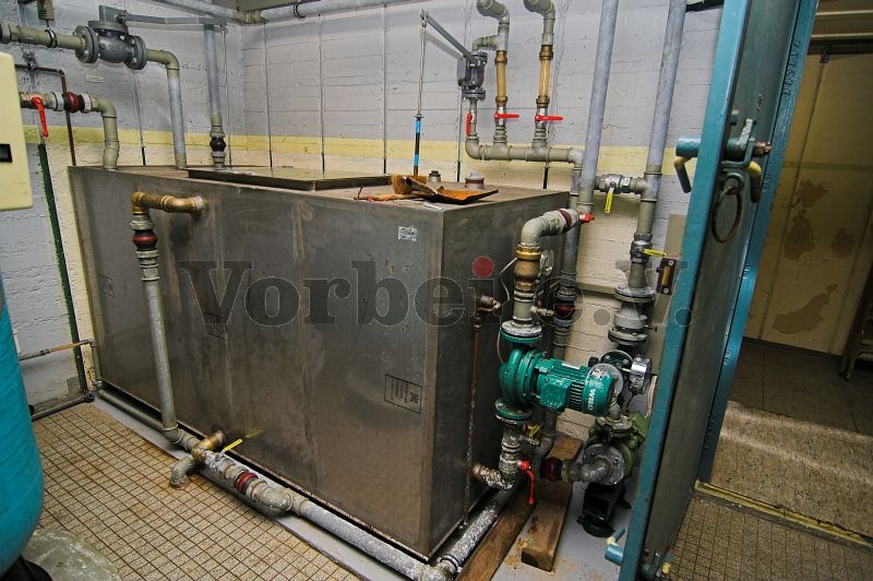 Vorbereitend zum Betrieb des Dieselmotors musste der Kühlwasserbehälter im Raum 12N gefüllt, und die Kühlwasserpumpe des äußeren Kühlkreislaufes wieder funktionsfähig gemacht werden.