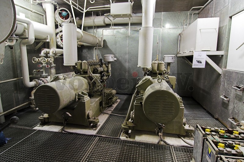 Die Netzersatzanlage im Raum 319 besteht aus zwei Generatoren, die mit Dieselmotoren angetrieben werden.