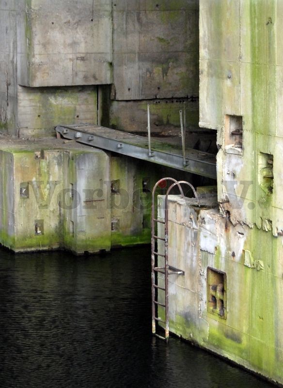 Im Schleusenbereich des U-Boot-Bunkers Valentin.