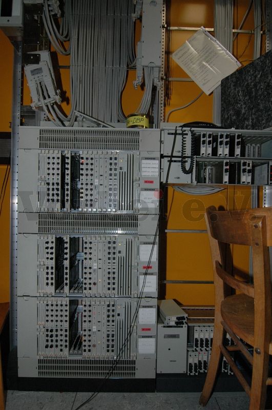 Fernmeldetechnische Einrichtungen, unter anderem zur Anschaltung von Fernschreibmaschinen (ED1000) in der GSVBw 47.