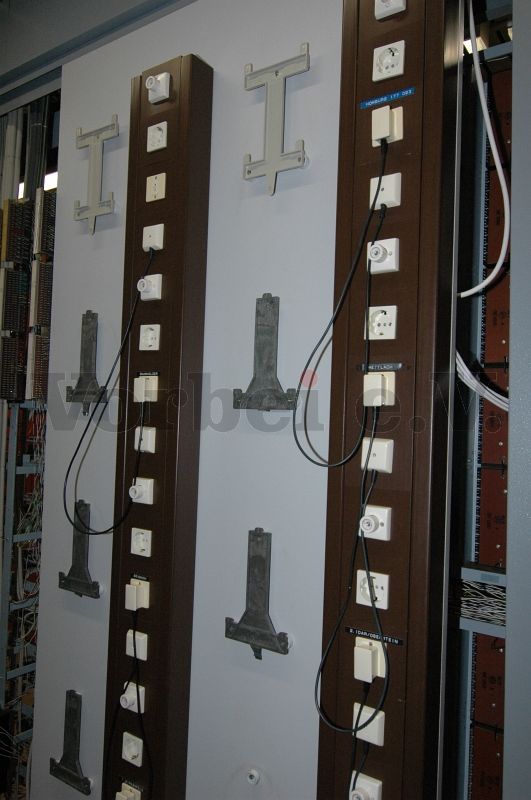 Wandhalterungen für fernmeldetechnische Geräte in der GSVBw 47.