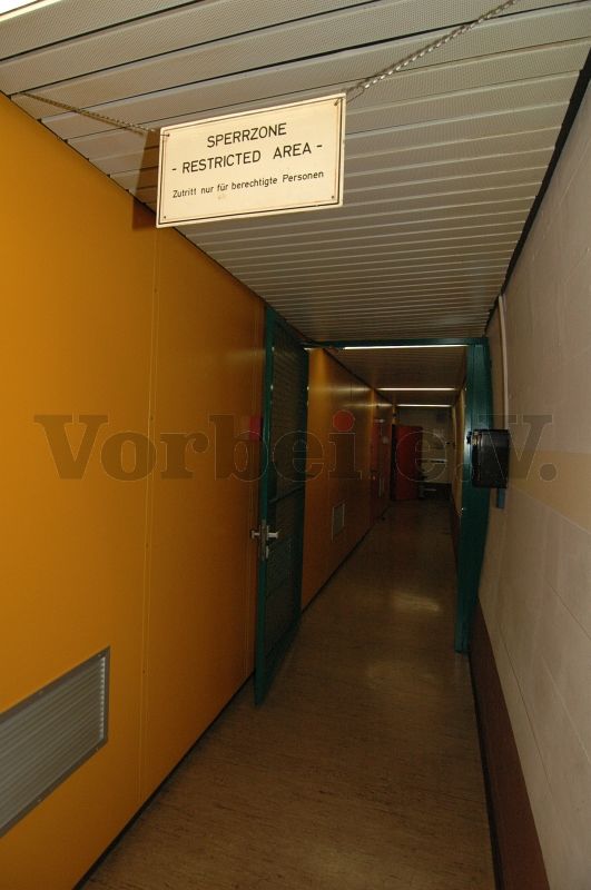 Nördliche Kammer 2: Eine Hinweistafel informiert über den Sicherheitsbereich. Eine zusätzliche Tür riegelt den Sicherheitsbereich innerhalb der GSVBw 47 ab.