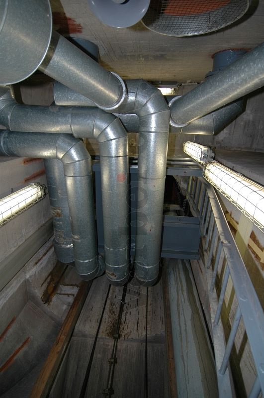 Die Abluftleitungen führen im Schacht zum Abluftbauwerk der GSVBw 47. Der Schacht wird zusätzlich für die Schachtbefahranlage benutzt.