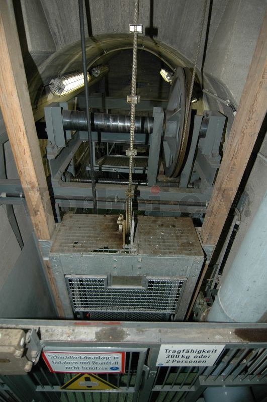 Draufsicht: Hinter der Gittertür befindet sich der Förderkorb der Schachtbefahranlage in der GSVBw 47.
