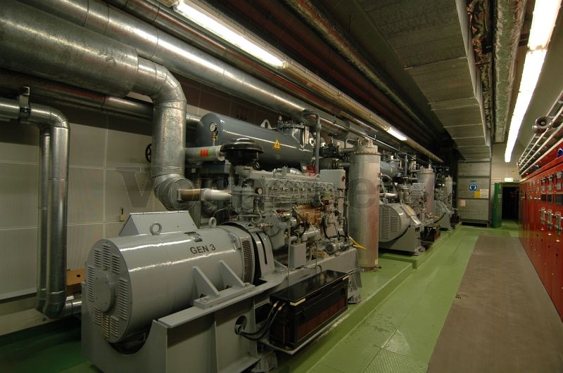 Gesamtansicht: Die Netzersatzanlage im Raum 20 der GSVBw 47 umfasst drei Generatoren.