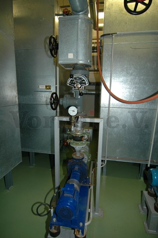 Detail: Wasserpumpe zwischen den Kühlwasserbehältern.