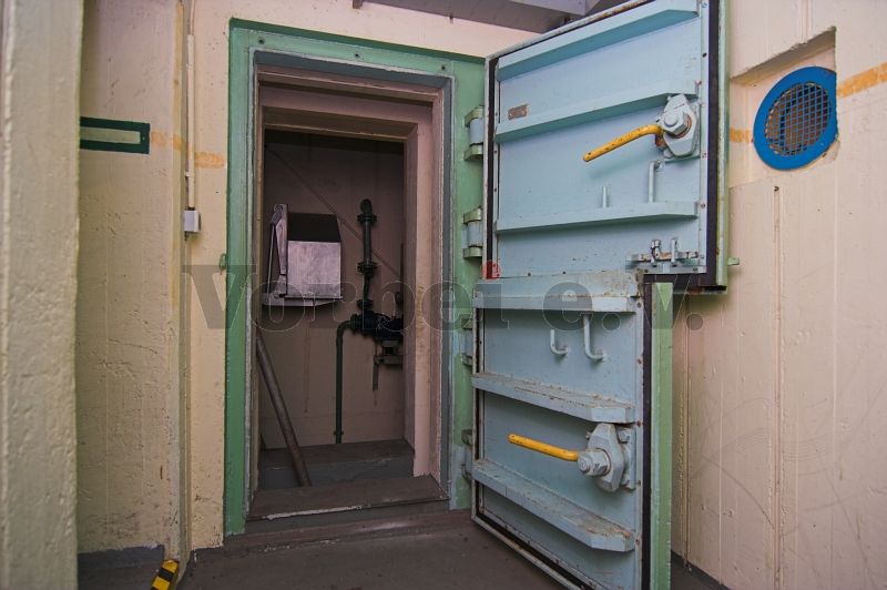 Panzerdrucktür vom Schleusenbereich in den Sammelraum für kontaminierte Kleidung (Raum 55).